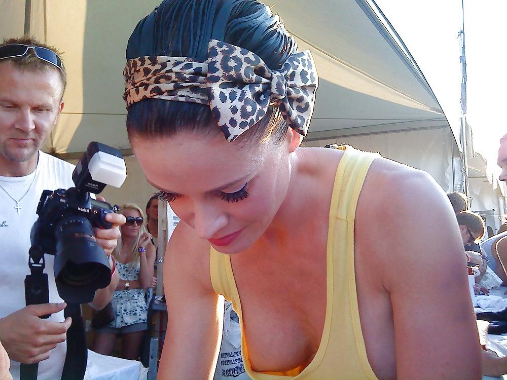 24P She forgot her bra 49.