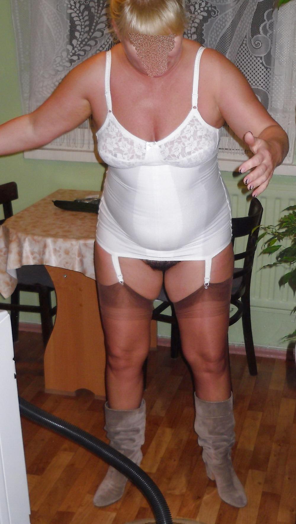 25P Pushuna's round ass in fullbody girdle