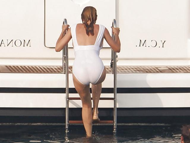 25P Uma Thurman Bikini topless pregnant 