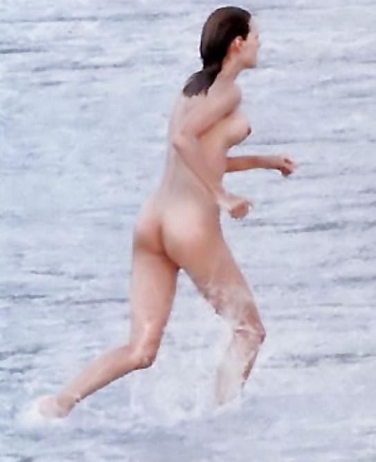 25P Uma Thurman Bikini topless pregnant 