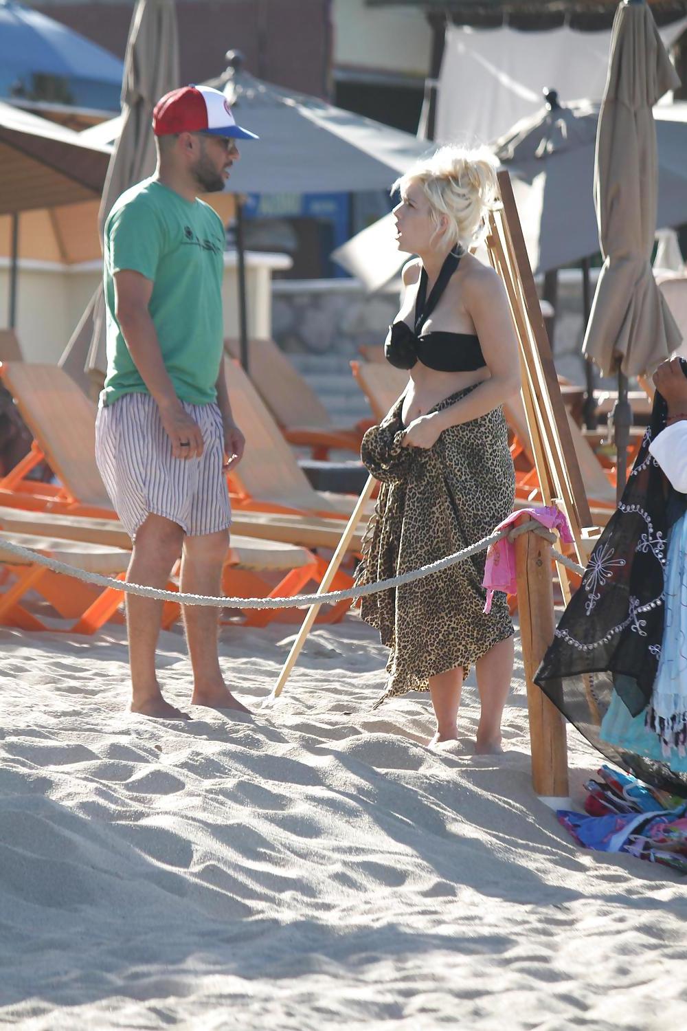 25P Pregnant Shayne Lamas bikini candids