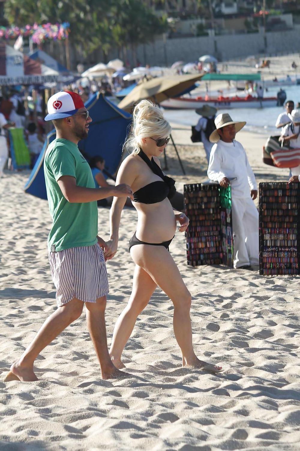 25P Pregnant Shayne Lamas bikini candids
