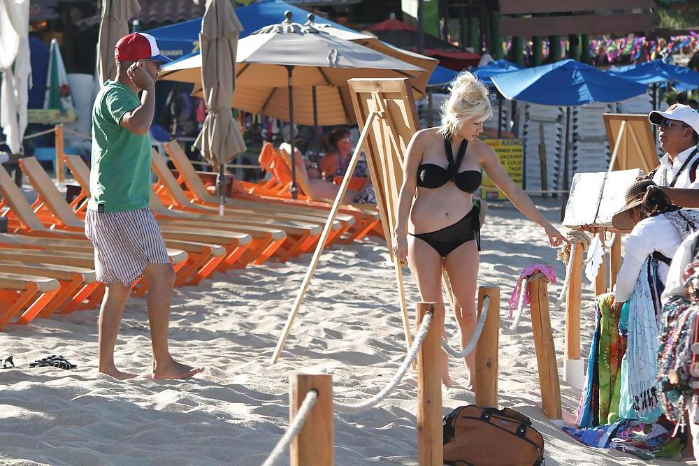 25P Pregnant Shayne Lamas bikini candids