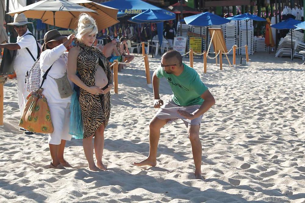 25P Pregnant Shayne Lamas bikini candids