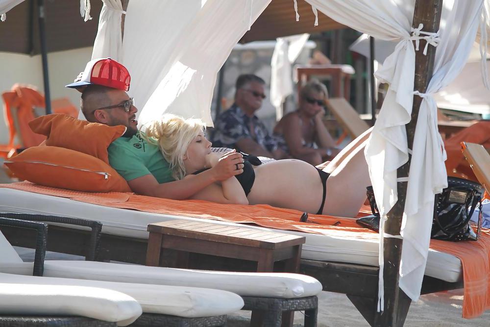25P Pregnant Shayne Lamas bikini candids