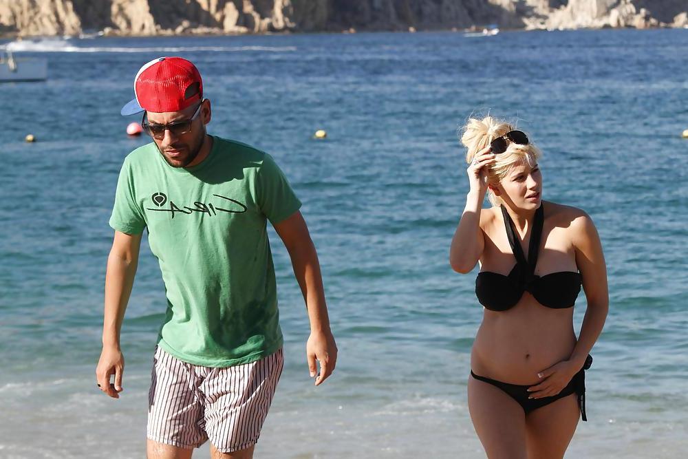 25P Pregnant Shayne Lamas bikini candids
