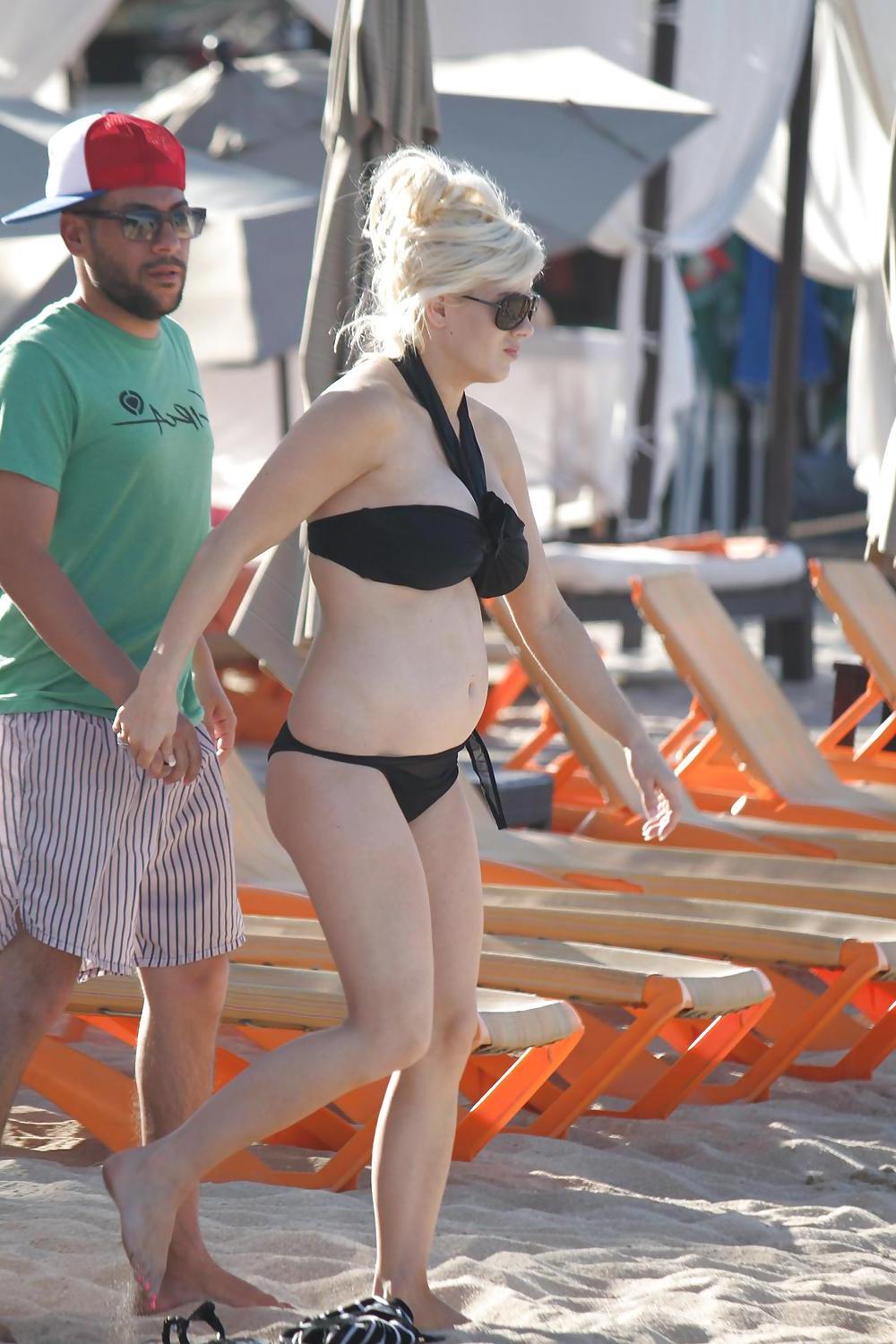 25P Pregnant Shayne Lamas bikini candids