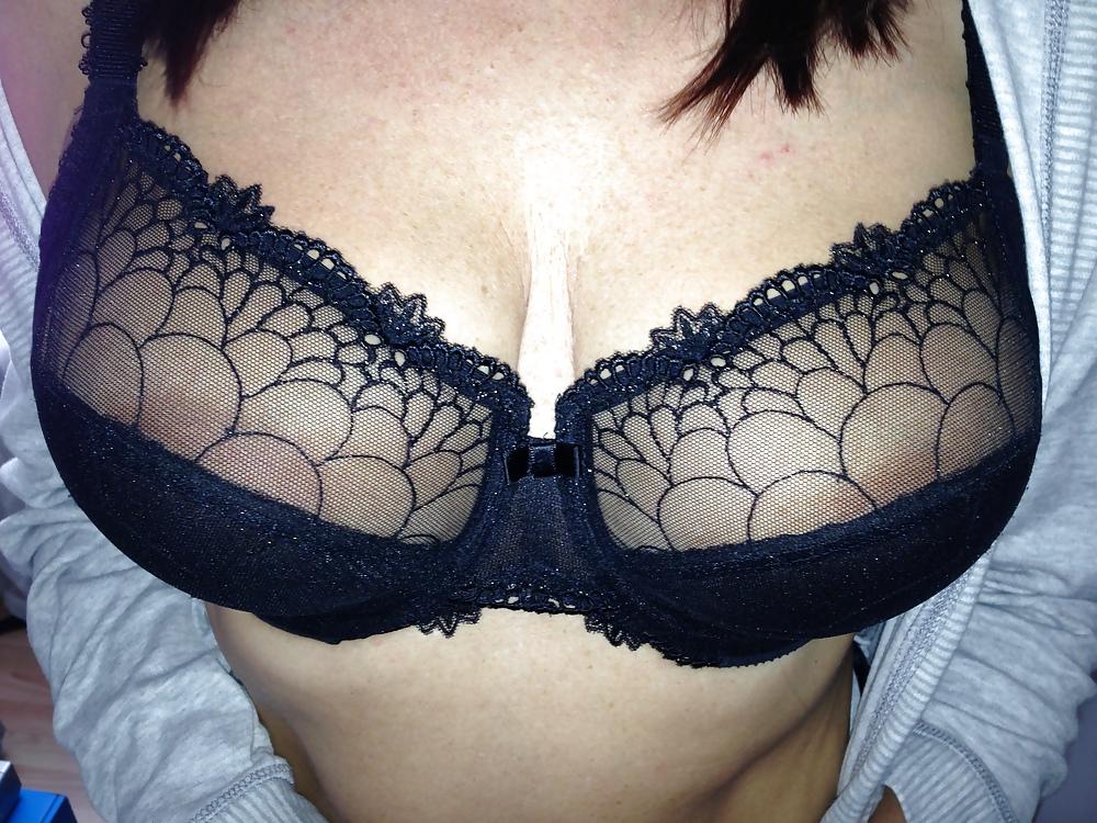 4P Even in her bra her tits still look just amazin