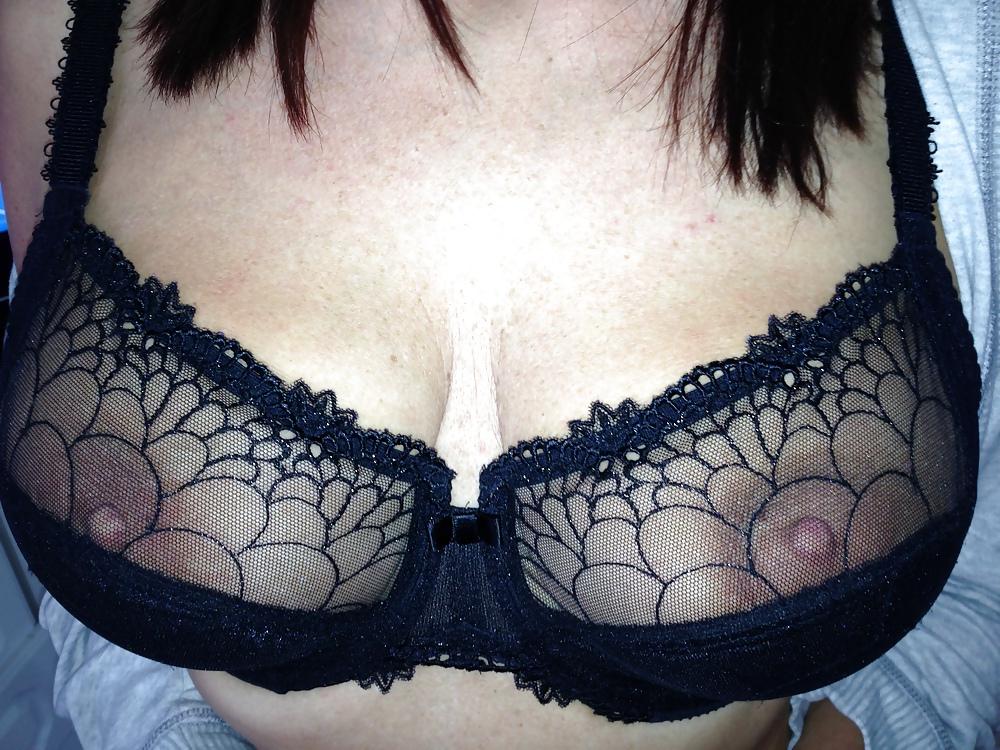 4P Even in her bra her tits still look just amazin