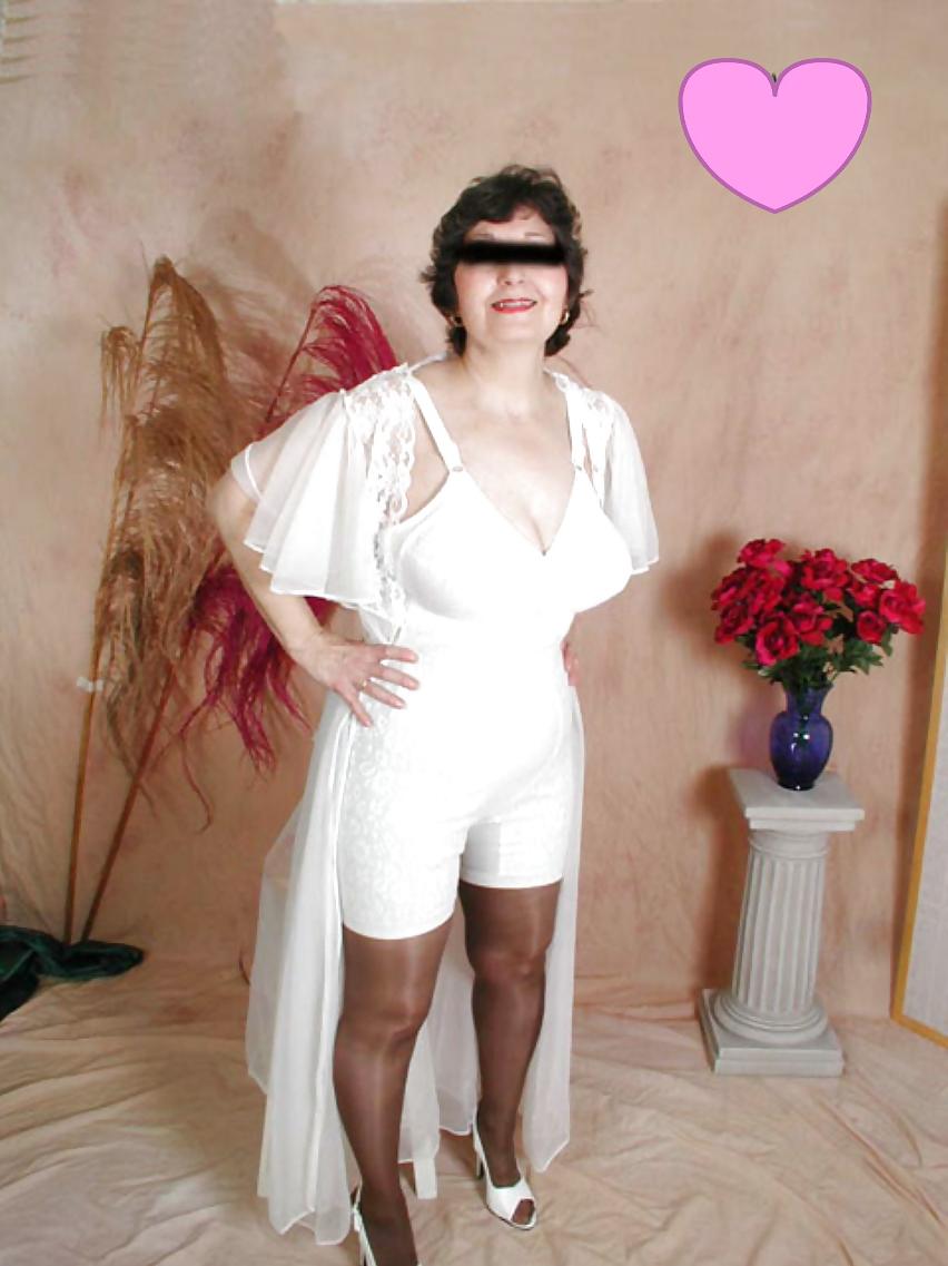 25P Lady Dee - Girdle Goddess