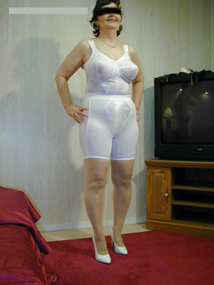 25P Lady Dee - Girdle Goddess
