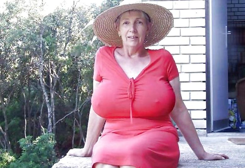 24P She forgot her bra 41.