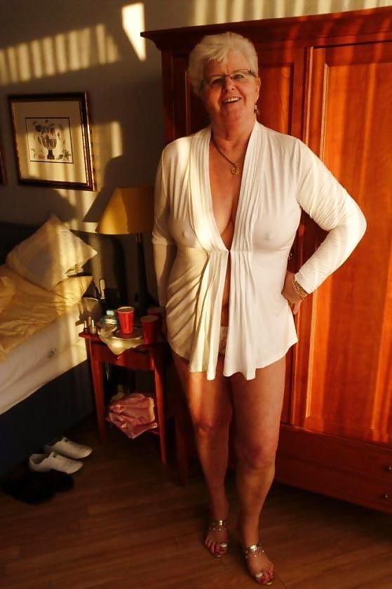 24P She forgot her bra 41.