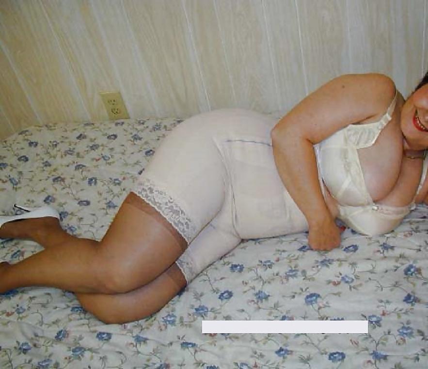 15P The divine Lady Dee, girdle godess