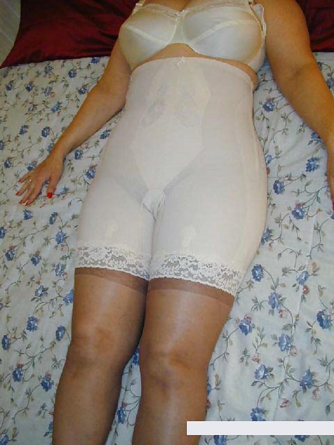 15P The divine Lady Dee, girdle godess