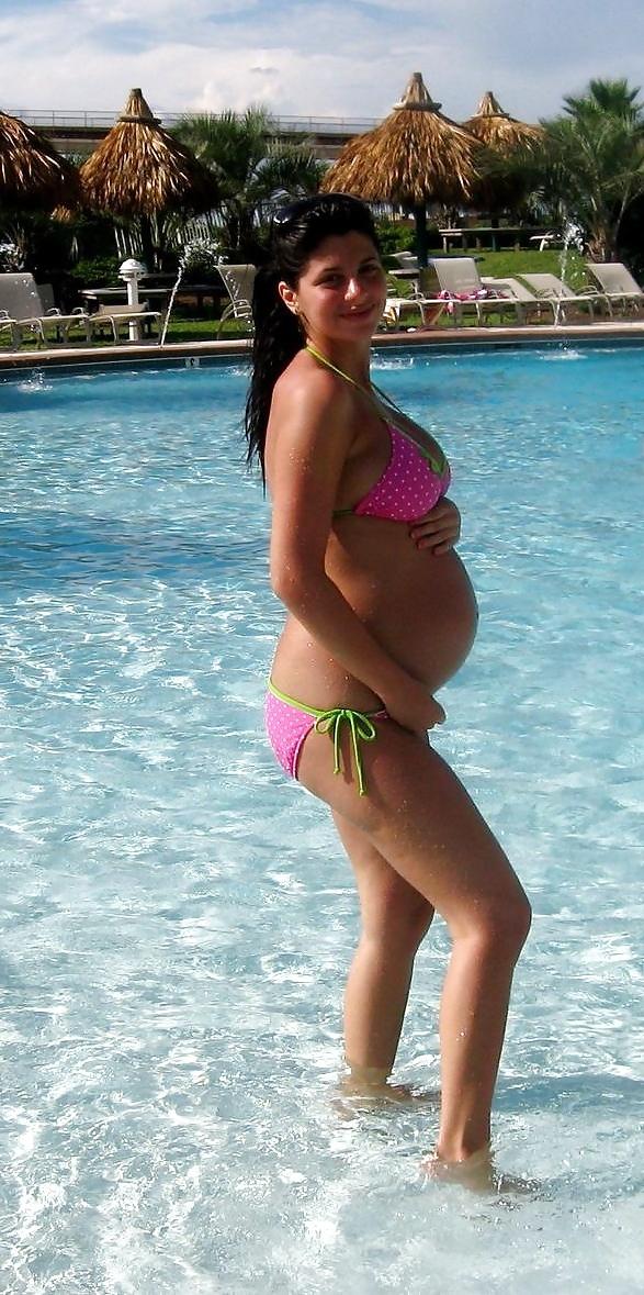 20P Pregnant women in bikini 1.