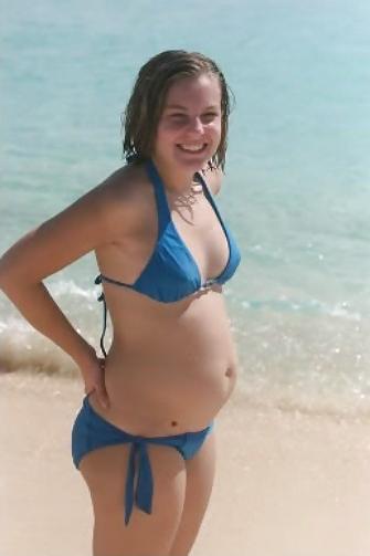 20P Pregnant women in bikini 1.