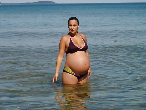 20P Pregnant women in bikini 1.