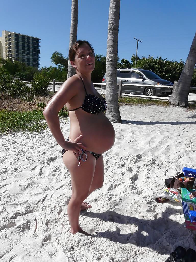 20P Pregnant women in bikini 1.