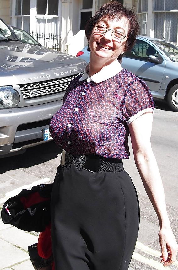 24P She forgot her bra 43.