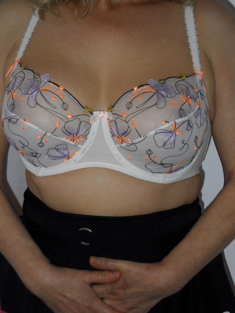 22P Woman their sell bra on the net 