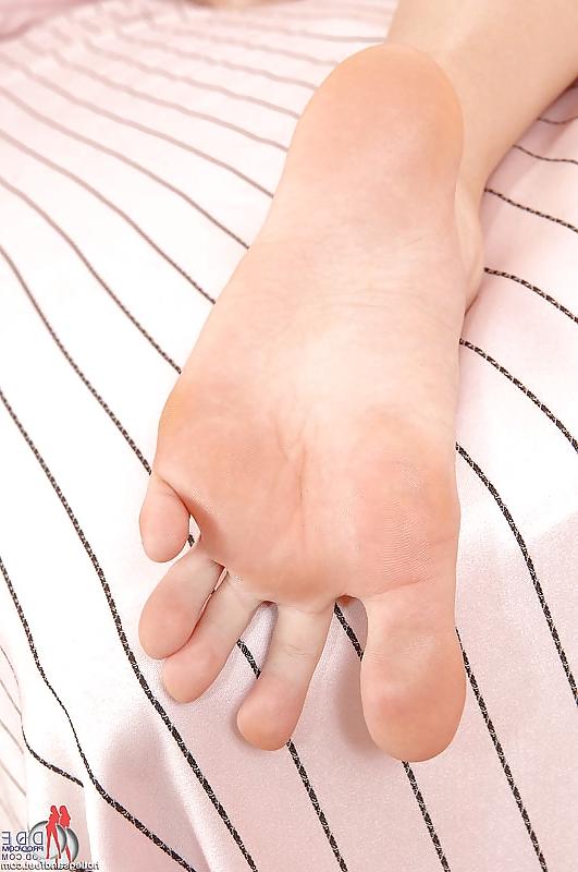 16P Sexy pregnant feet