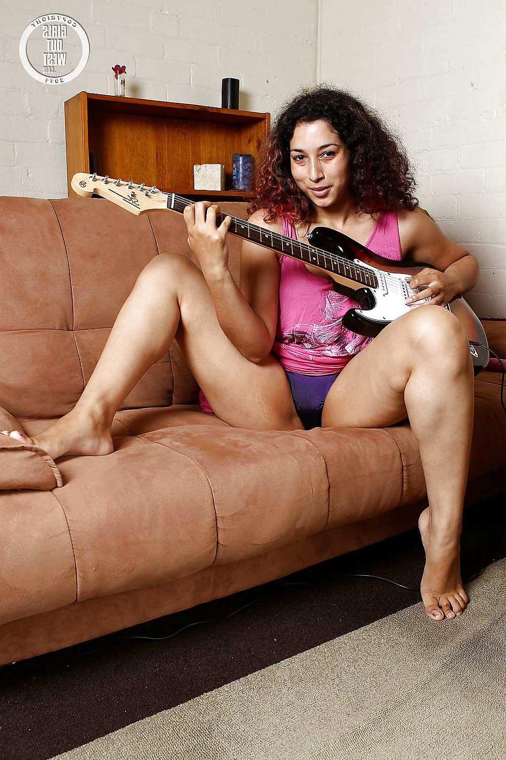 16P Exotic Athena toys her hairy cunt