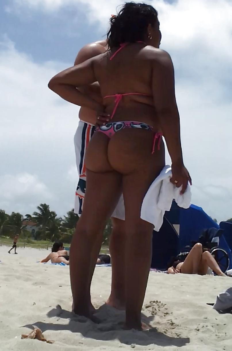 6P Mexican milf in THONG VOYEUR candid at the beach!