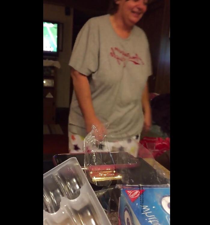 15P New pics of bbw stepmom bra less 42Ds with pokies