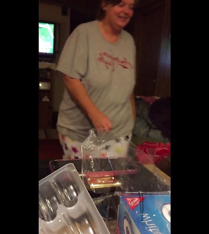 15P New pics of bbw stepmom bra less 42Ds with pokies