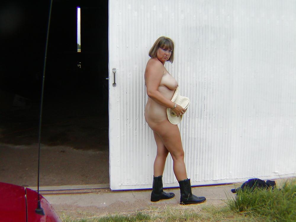 25P Chubby Milf Posing