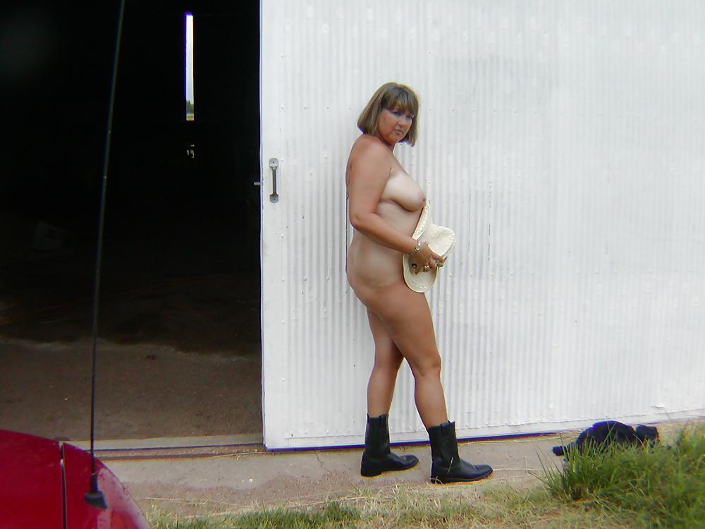 25P Chubby Milf Posing