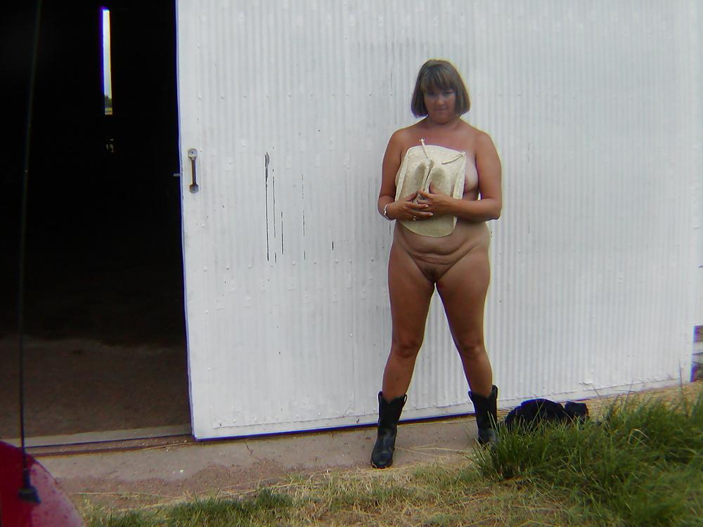 25P Chubby Milf Posing
