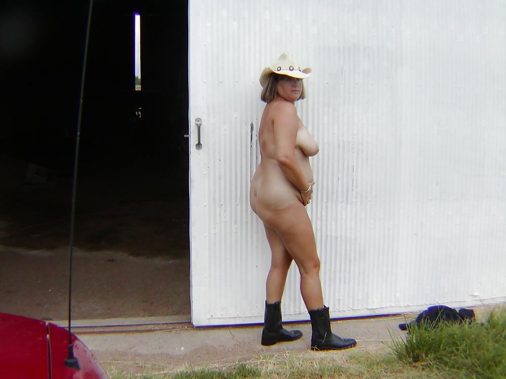 25P Chubby Milf Posing