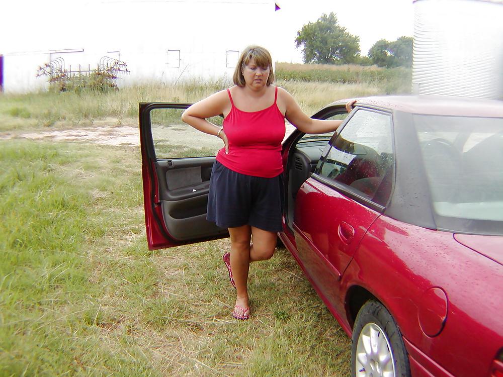 25P Chubby Milf Posing