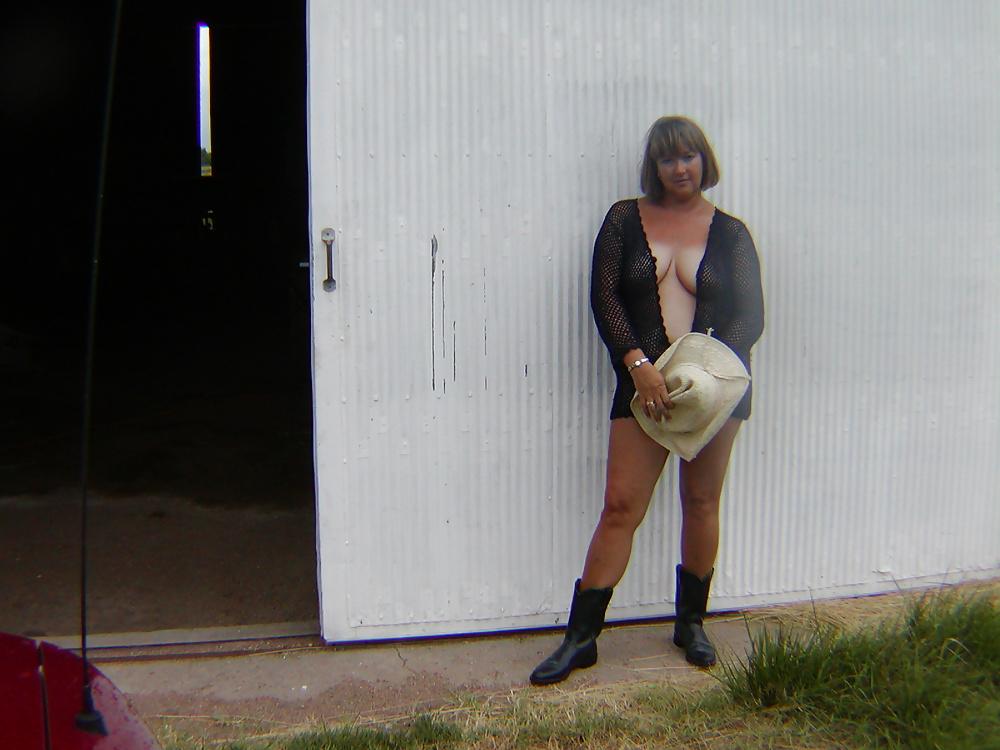 25P Chubby Milf Posing