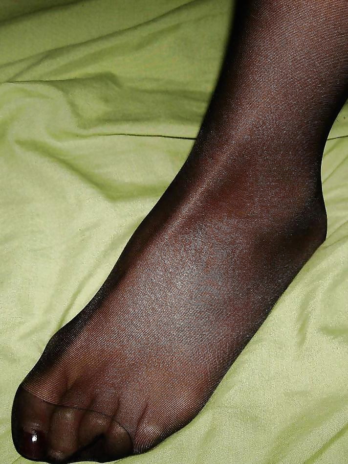 7P Cum on my pantyhosed feet