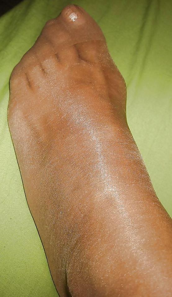7P Cum on my pantyhosed feet