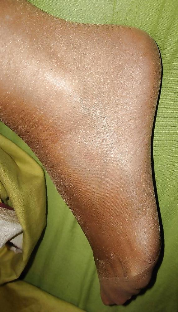 7P Cum on my pantyhosed feet