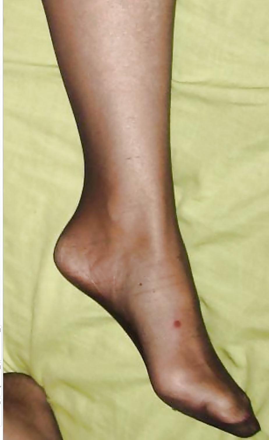 7P Cum on my pantyhosed feet