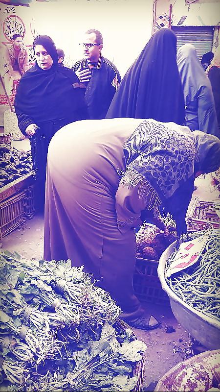 25P If Your Mom, Sis, Aunt & You  got thick asses like this.