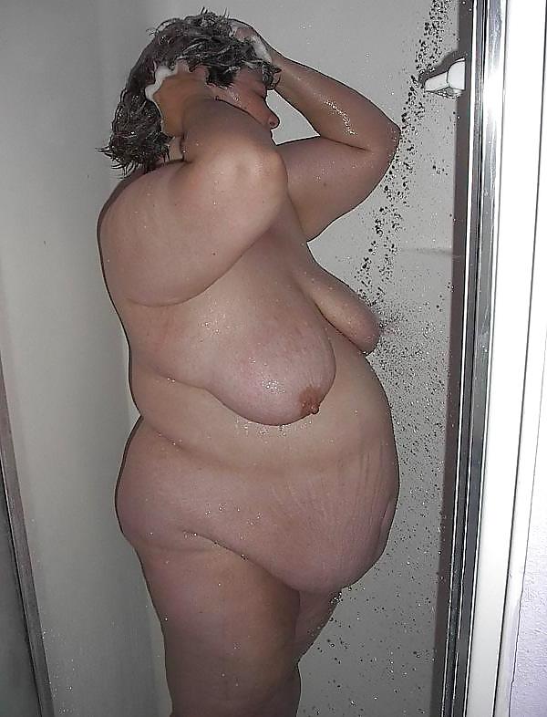 9P More big women in bath