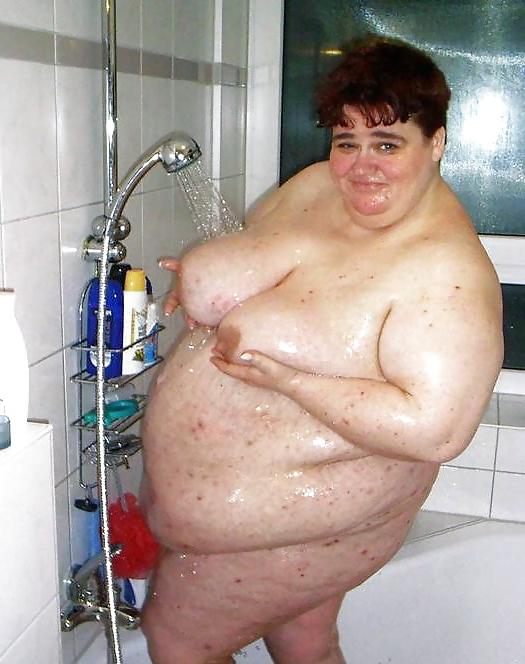 9P More big women in bath