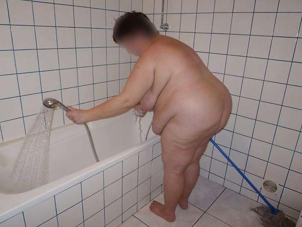 9P More big women in bath
