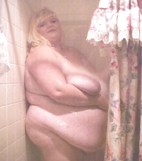 9P More big women in bath