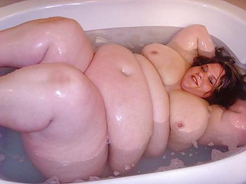 9P More big women in bath