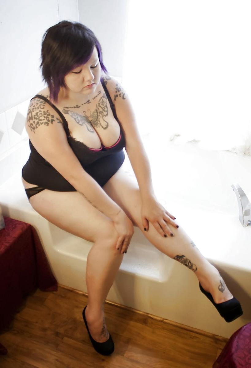 25P Gorgeous BBW! Short Purple Hair & Tats - Bath Time