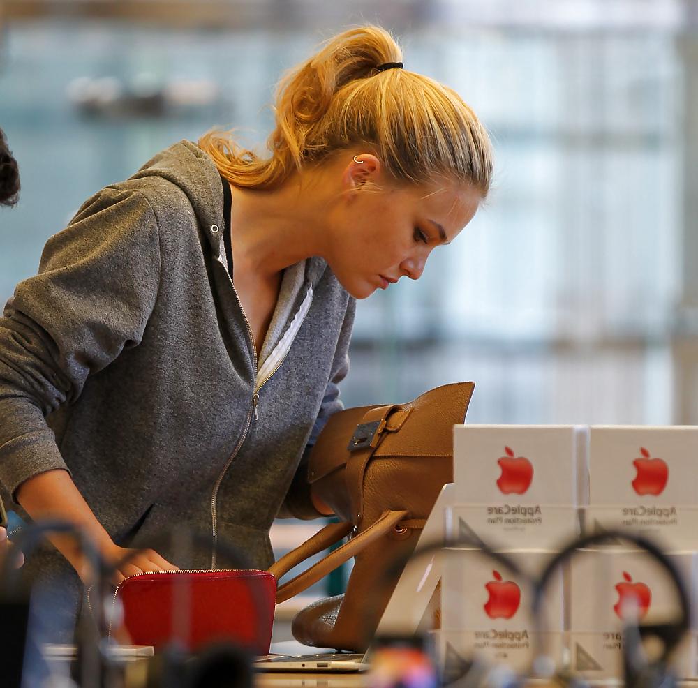 9P Bar Refaeli Shopping in NY