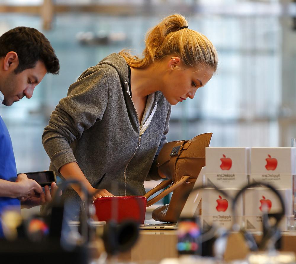 9P Bar Refaeli Shopping in NY