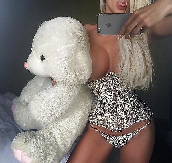 25P JELENA KARLEUSA - Serbian MILF & SEX BOMB